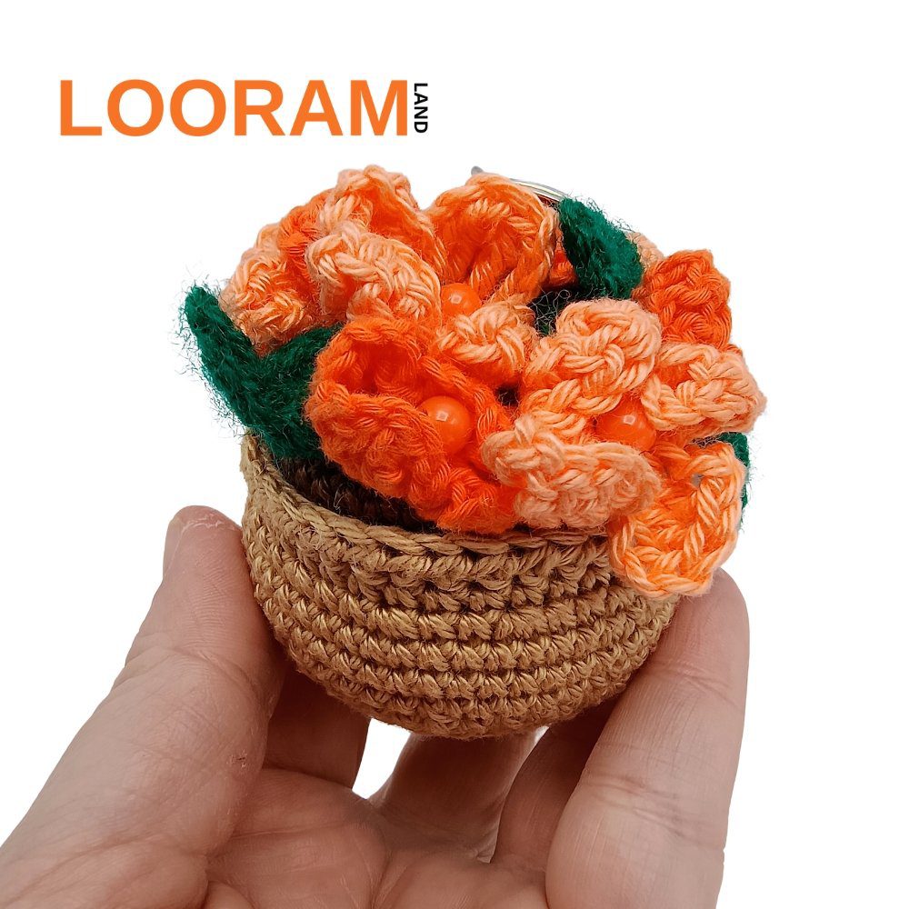 Breloc croșetat manual ghiveci cu flori portocalii handmade
