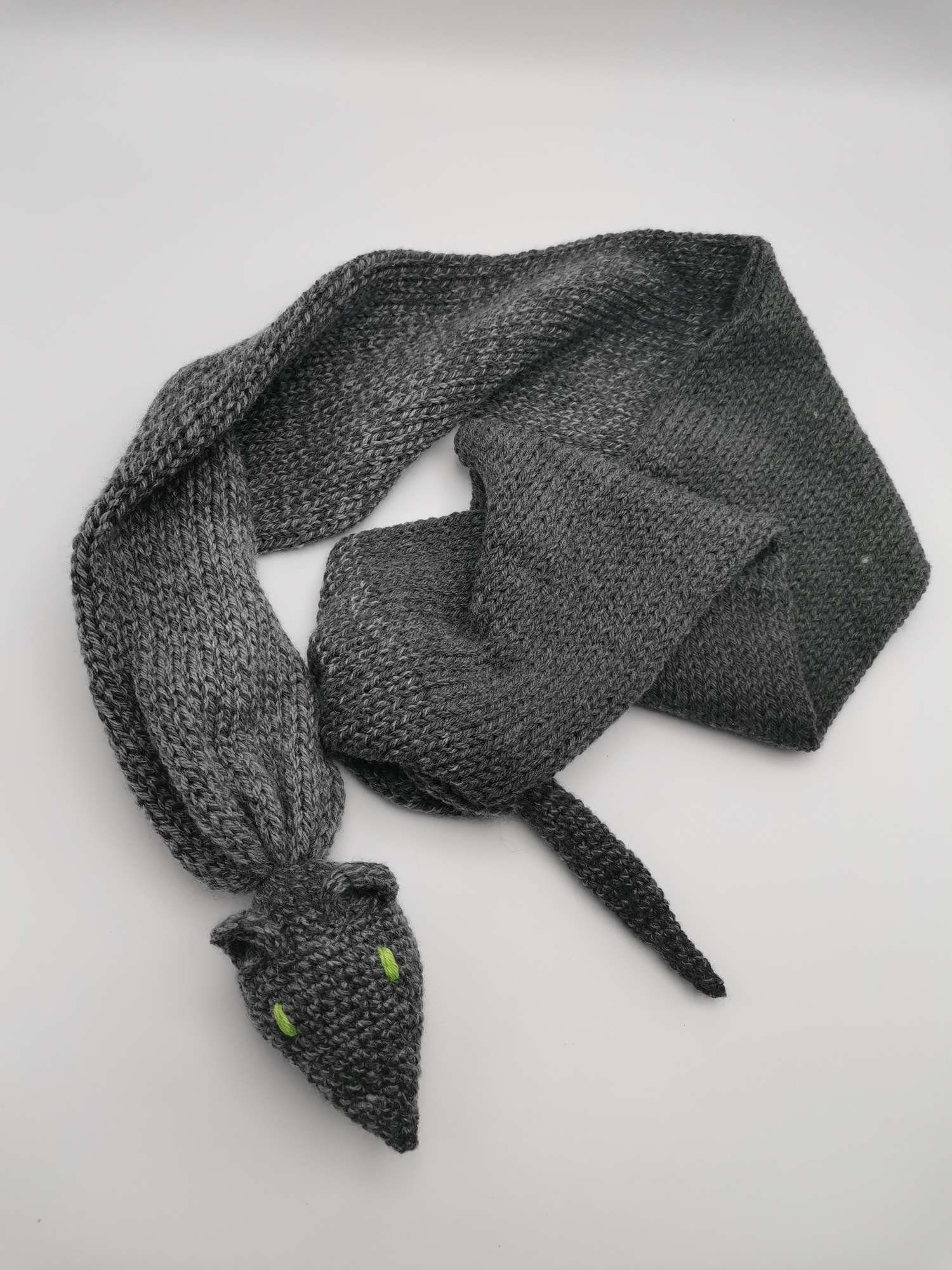 Fular tricotat soricel gri inchis – lucrat manual pentru copii