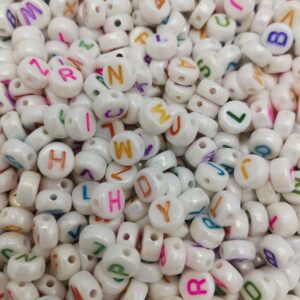 Margele cu litere multicolore perlate plate
