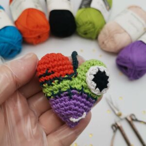 Breloc croșetat INIMA de Halloween handmade