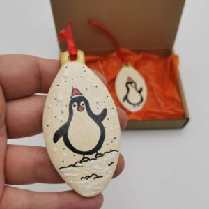 Ornamente pentru brad modelate si pictate manual cu pinguini