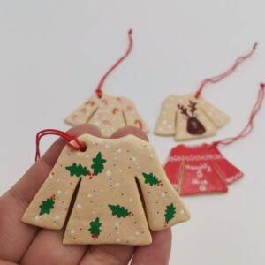 Set 4 ornamente pentru brad modelate si pictate manual