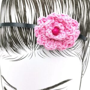 Bentita cu floare roz crosetata manual
