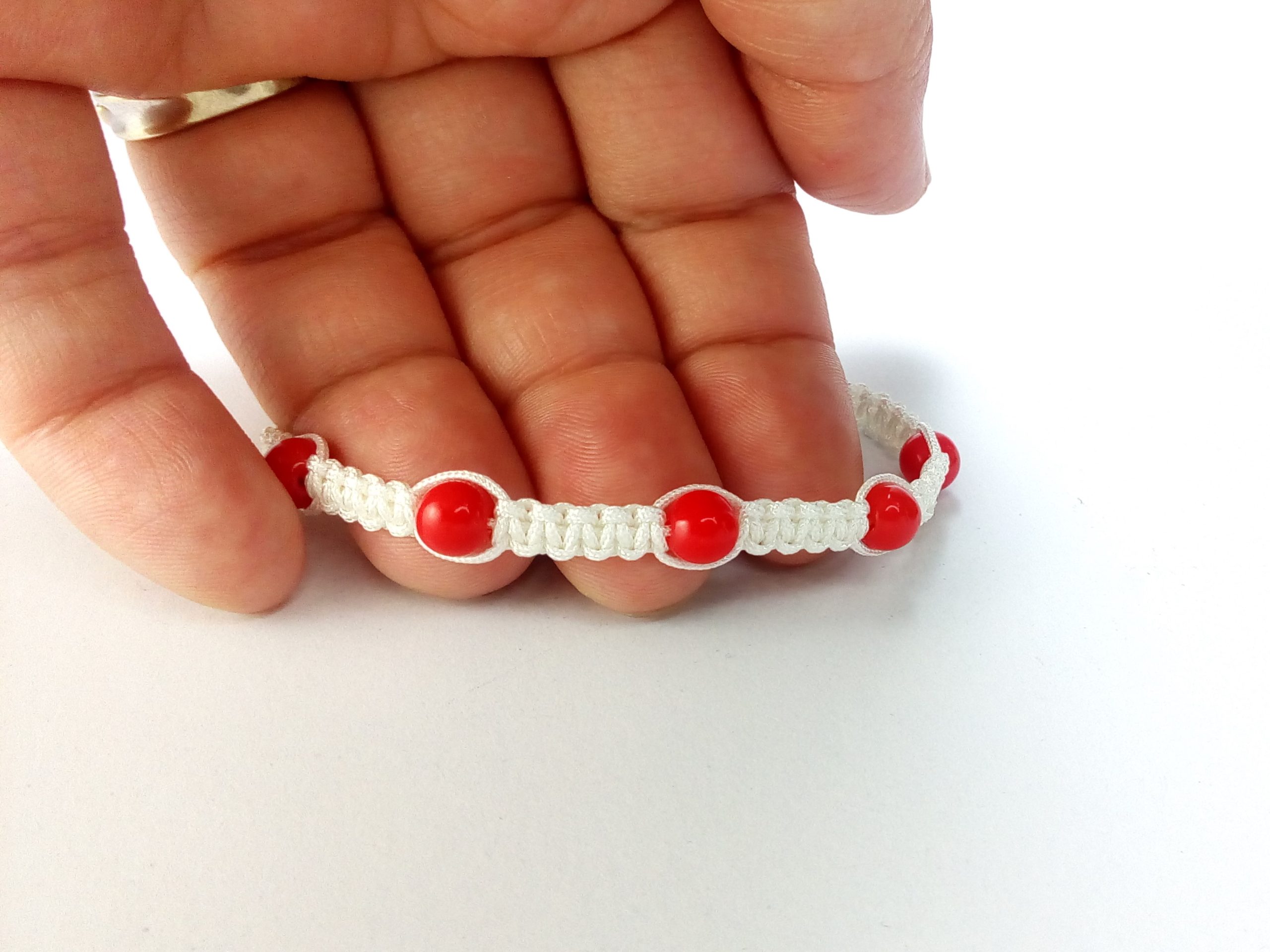 br alba cu margele rosii (4)