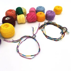 Bratara din ata colorata pentru mana