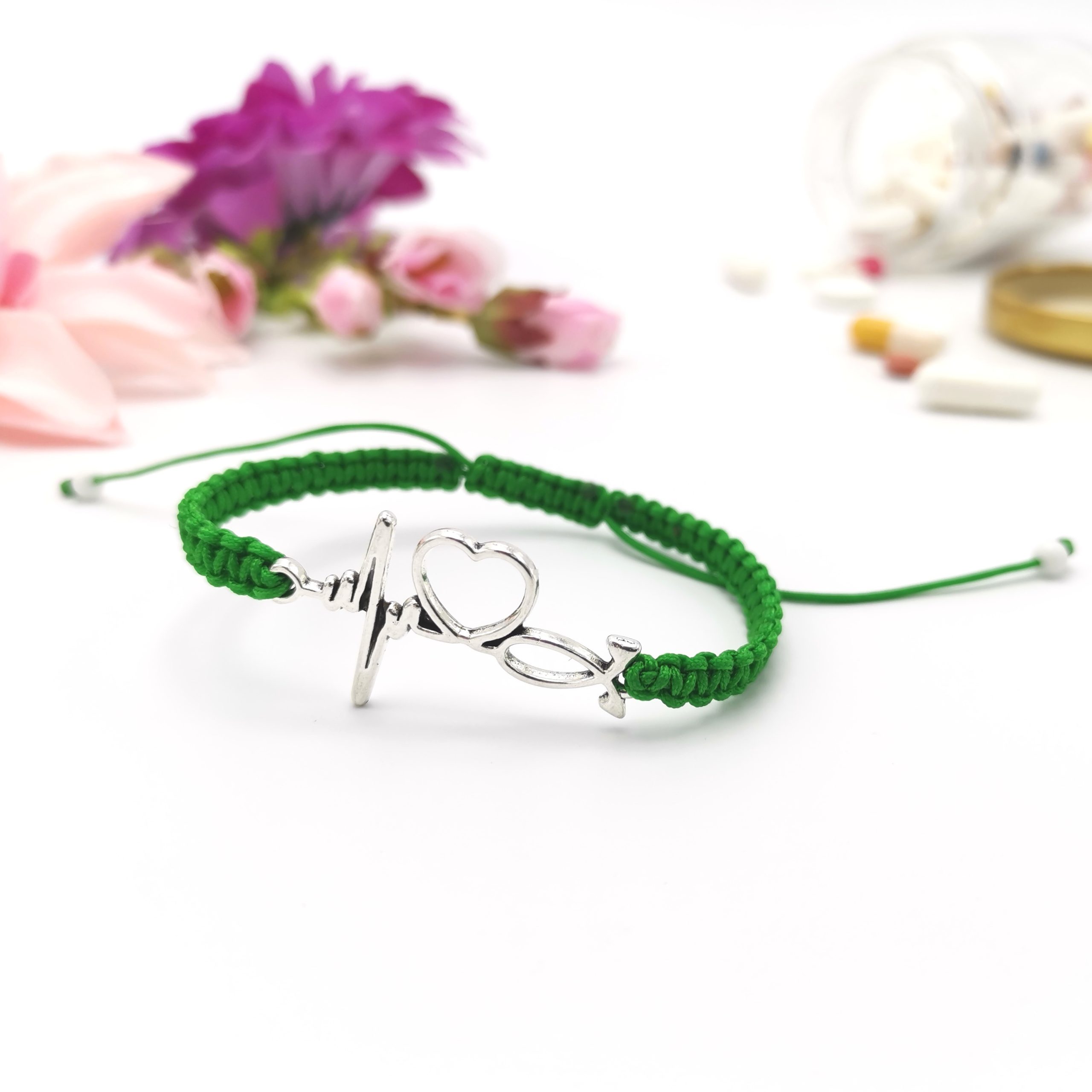 Bratara verde handmade medicina cu puls si inima - martisor lucrat manual