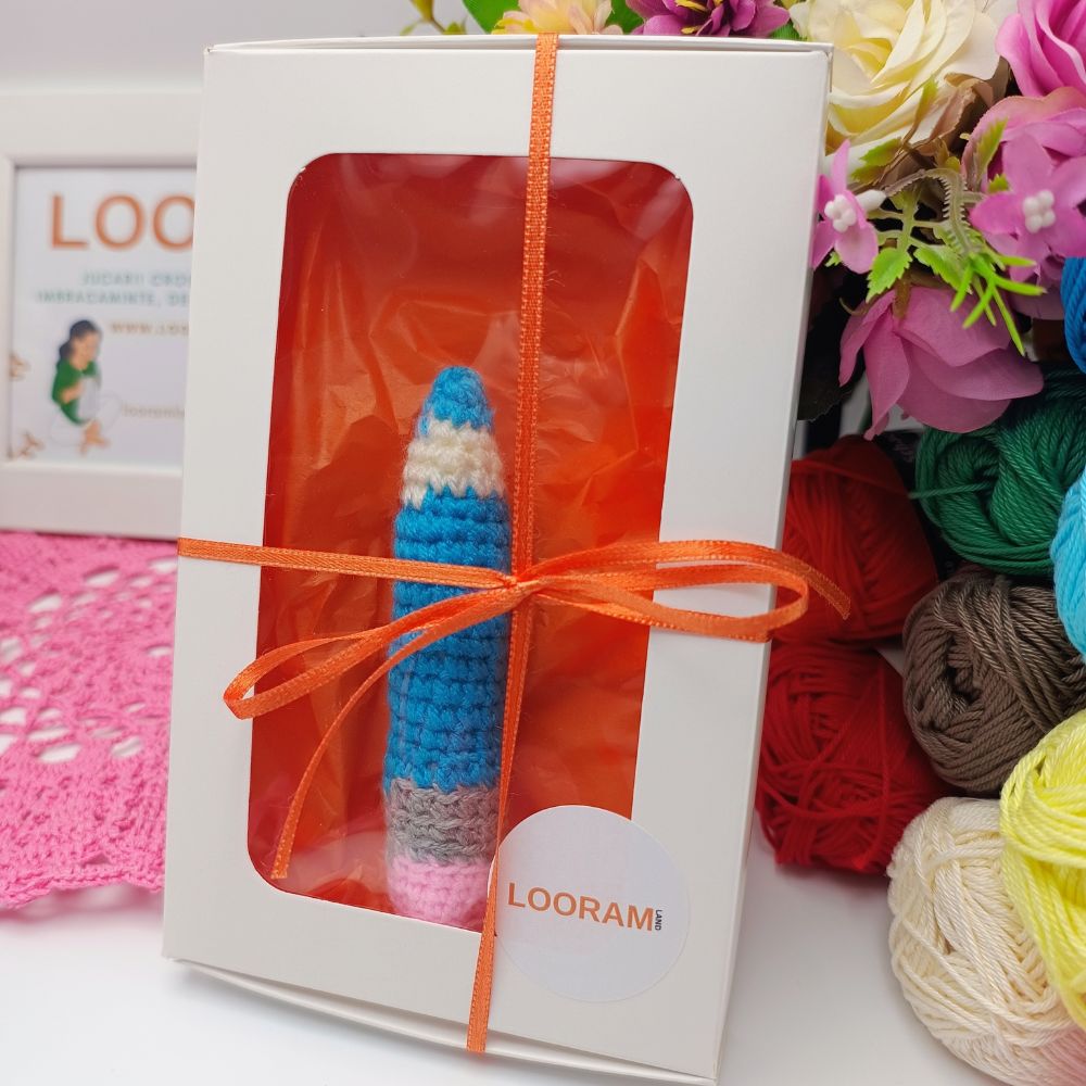 Creion croșetat breloc albastru