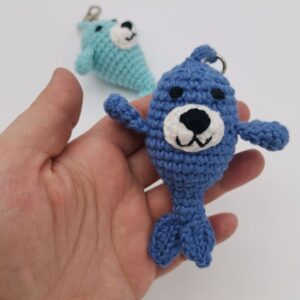 Breloc crosetat foca albastra handmade