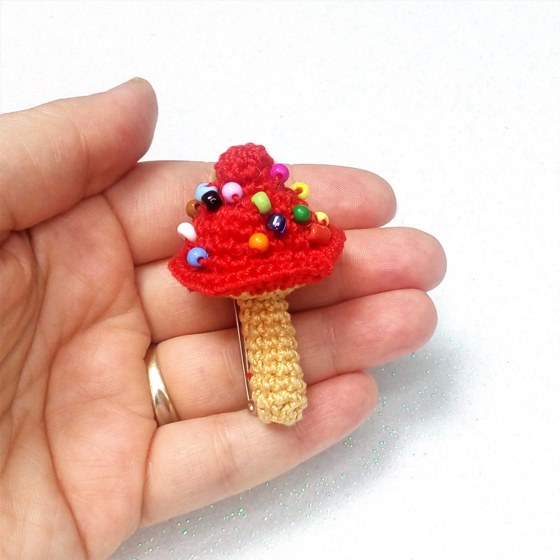 Brosa ciuperca - ciupercuta rosie cu margele multicolore