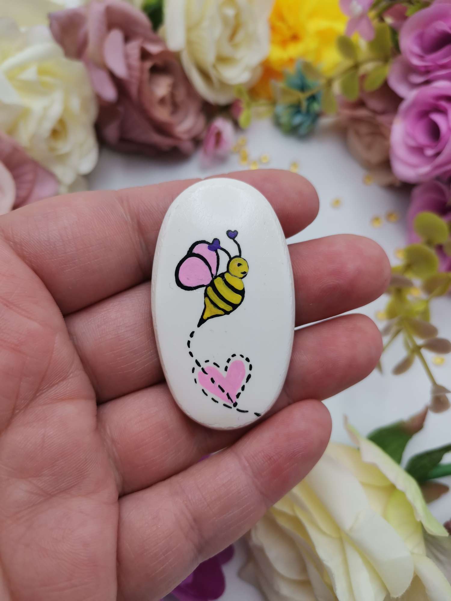 broșă mărțișor cu albinuță porțelan rece