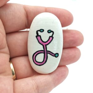 Brosa Stetoscop roz - pe comanda - martisor lucrat manual