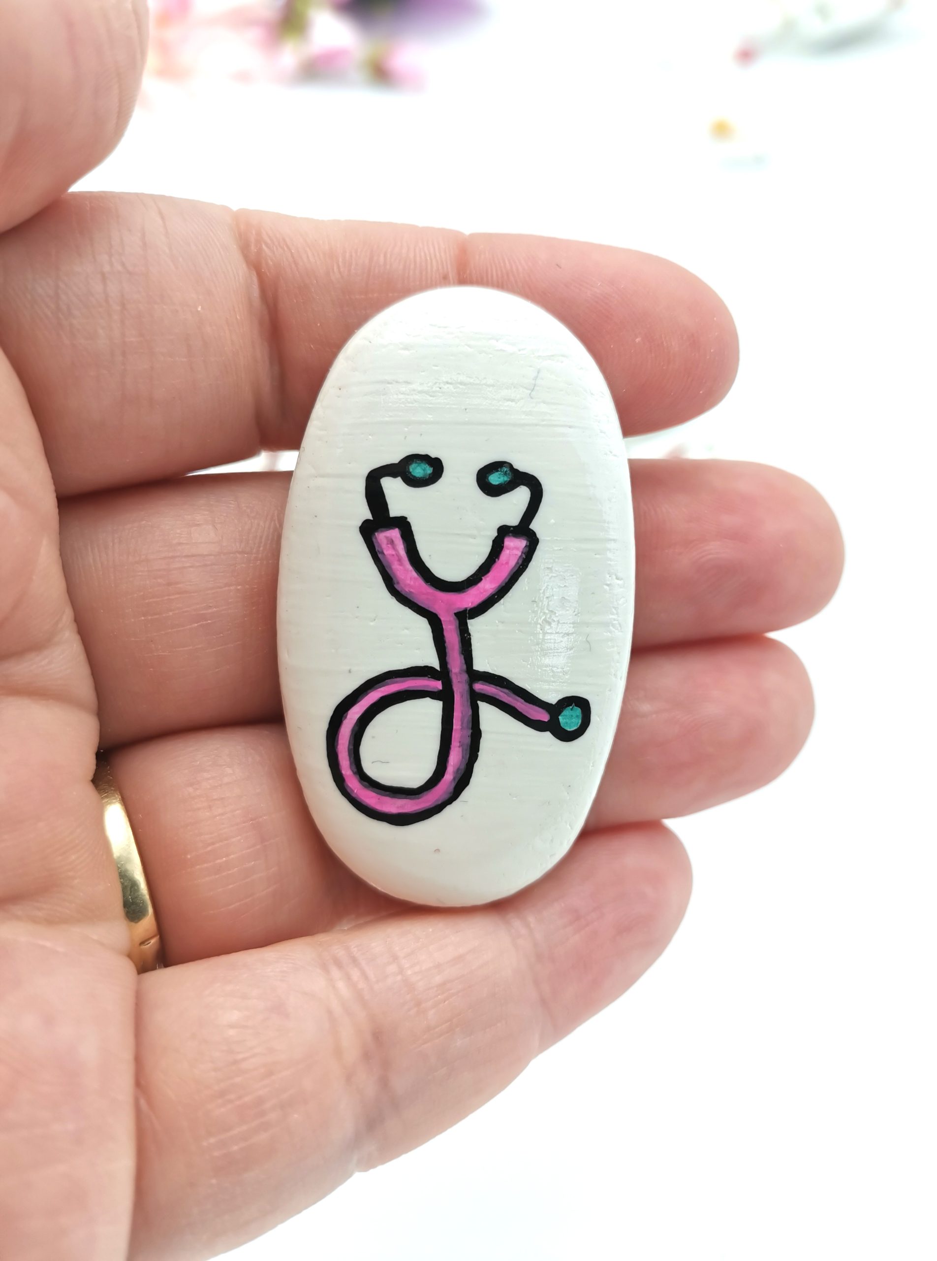 Brosa Stetoscop roz – pe comanda – martisor lucrat manual