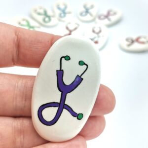 Brosa Stetoscop mov - pe comanda - martisor lucrat manual