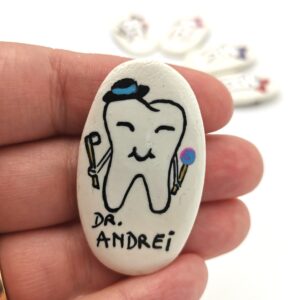 Brosa Dintisor Dr Andrei - martisor lucrat manual