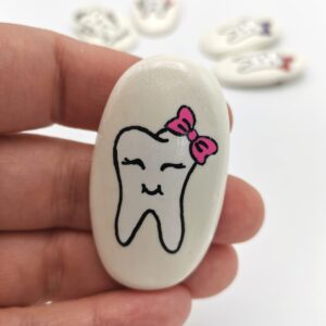 Brosa Dintisor cu fundita Roz - pe comanda - martisor lucrat manual