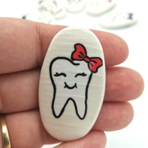 Brosa Dintisor cu fundita rosie - pe comanda