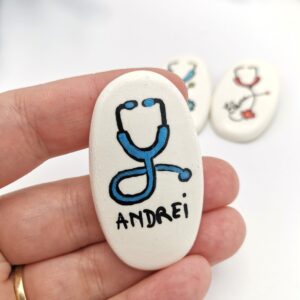 Broșă Stetoscop - NUME - personalizabil - mărtișor lucrat manual - pe comandă