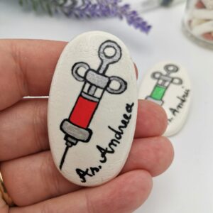 Broșă Seringă - Text - personalizabil - mărțișor lucrat manual - pe comandă