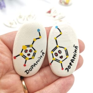 Brosa formula chimica Dopamina - martisor lucrat manual portelan artizanal