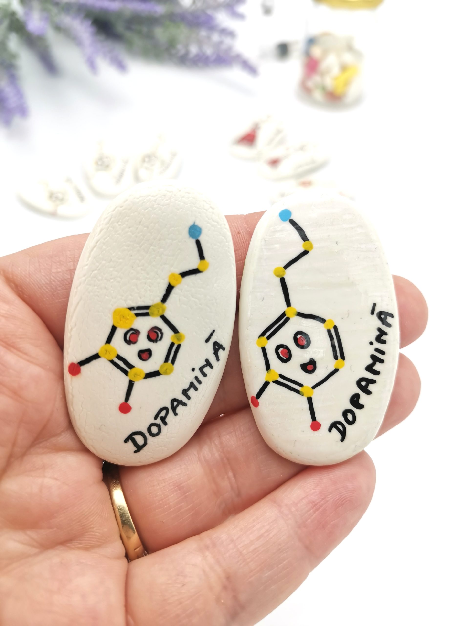 Brosa formula chimica Dopamina – martisor lucrat manual portelan artizanal