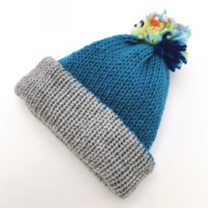 Caciula tricotata cu 2 fete si 1 mot, 3-5 ani