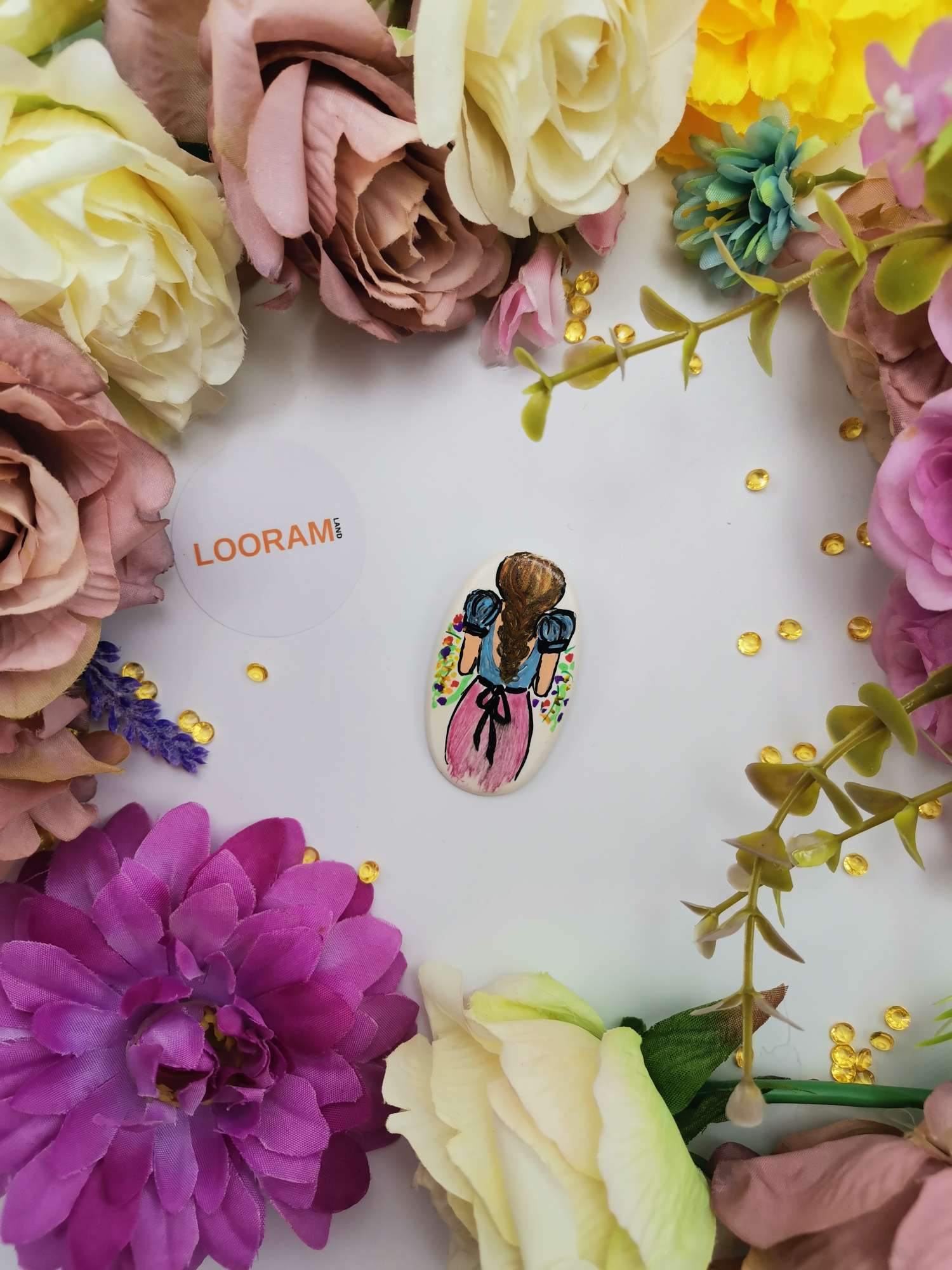 mărțișor fata cu flori din porțelan artizanal