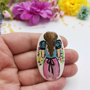 Brosa martisor handmade FATA CU FLORI - lucrata manual portelan artizanal