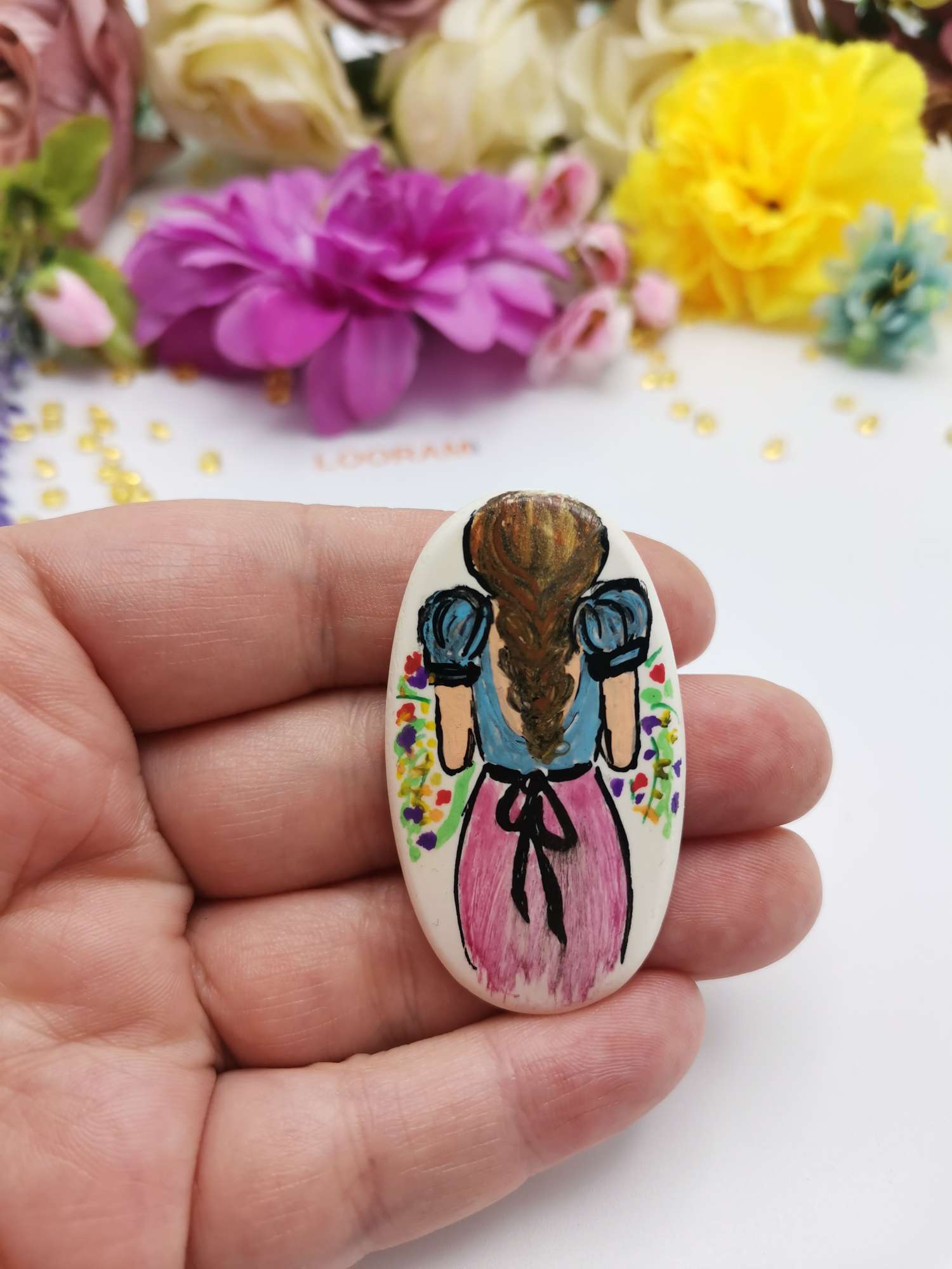 mărțișor fata cu flori porțelan artizanal