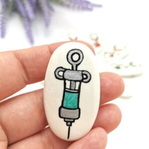 Brosa Seringa cu lichid verde - pe comanda - martisor handmade